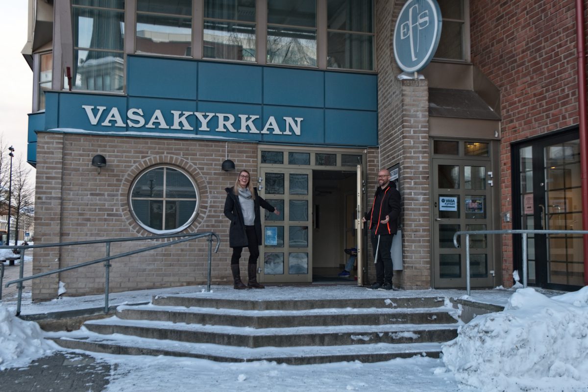 Emmeli och Rickard Karlsson Lundmark hälsar välkommen till Vasakyrkan